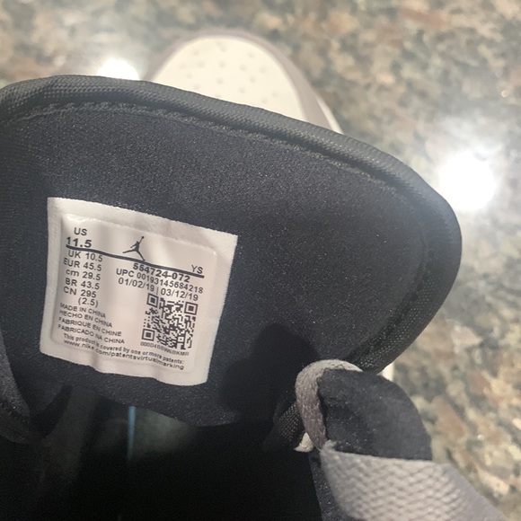 Air Jordan 1 Mid Appears In Grey And Volt mens 11.5 - Picture 6 of 9